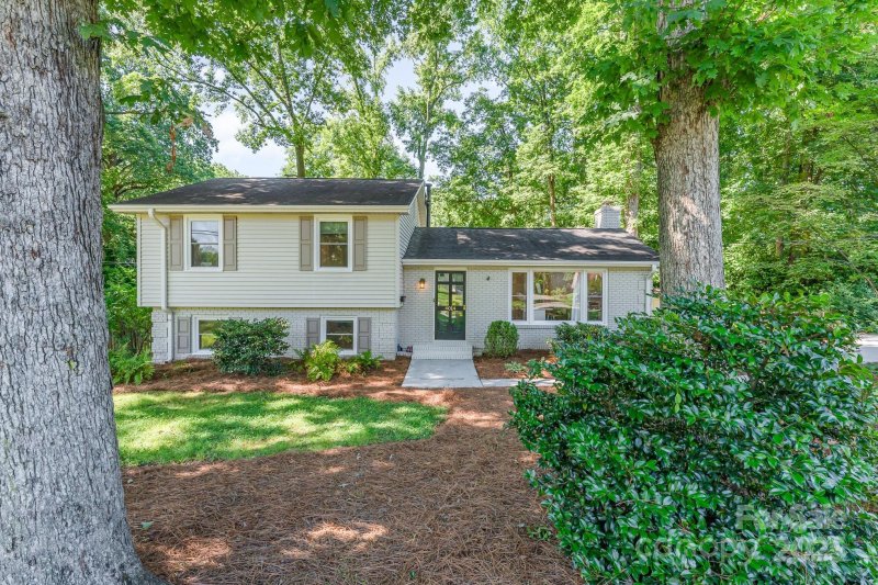 Property image 2 of 4014 Sulkirk Road in Beverly Woods, Charlotte, NC 28210