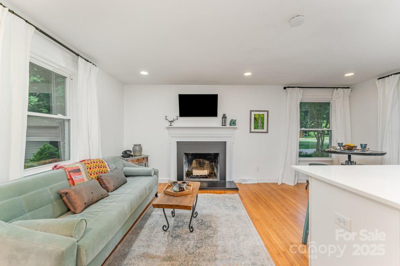 Property image 4 of 4014 Sulkirk Road in Beverly Woods, Charlotte, NC 28210