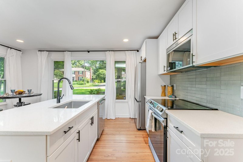 Property image 5 of 4014 Sulkirk Road in Beverly Woods, Charlotte, NC 28210