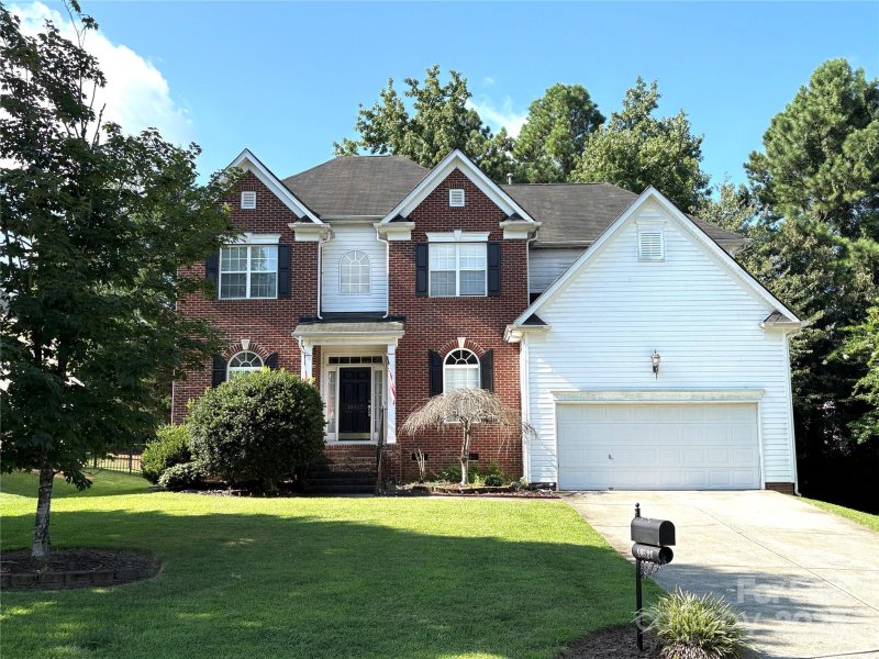 Carlyle, Charlotte Community