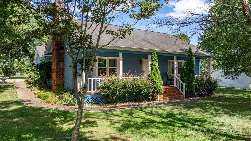 Property image 2 of 1776 Castlewood Court in Forest Ridge, Hickory, NC 28602