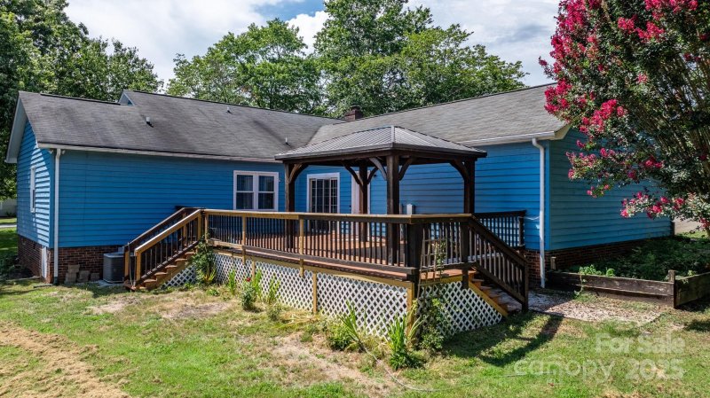 Property image 5 of 1776 Castlewood Court in Forest Ridge, Hickory, NC 28602