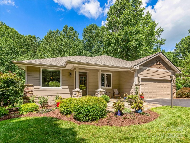 Property image 2 of 547 Pinnacle Peak Lane in Kenmure, Flat Rock, NC 28731