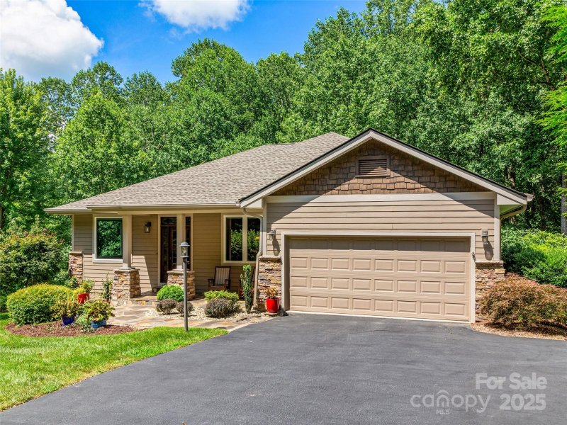 Property image 3 of 547 Pinnacle Peak Lane in Kenmure, Flat Rock, NC 28731