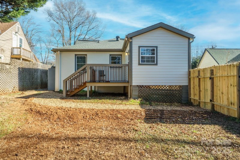 Property image 2 of 3724 Commonwealth Avenue in Commonwealth Park, Charlotte, NC 28205