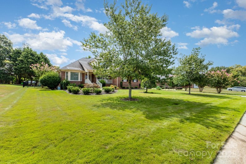 Property image 2 of 2620 Tralee Drive in Waterford Green, Gastonia, NC 28056