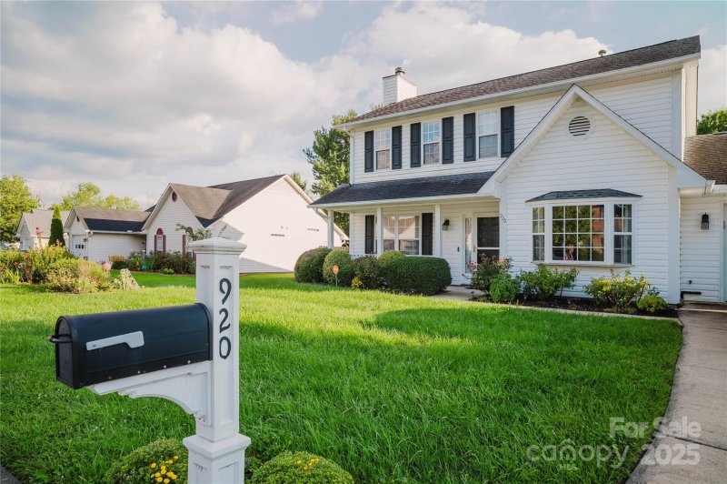 Property image 2 of 920 Woodhill Drive in Southchase, Fletcher, NC 28732