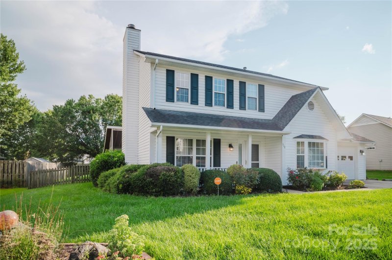 Property image 3 of 920 Woodhill Drive in Southchase, Fletcher, NC 28732