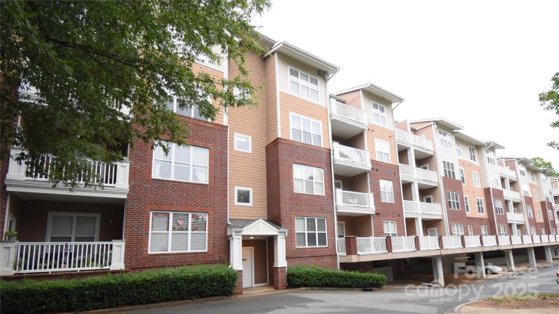 Property image 2 at 1000 E Woodlawn Road, Charlotte, NC 28209