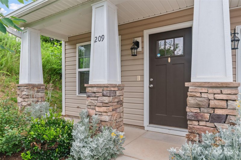 Property image 2 of 209 Stoney Point Way in Liberty Oaks, Candler, NC 28715