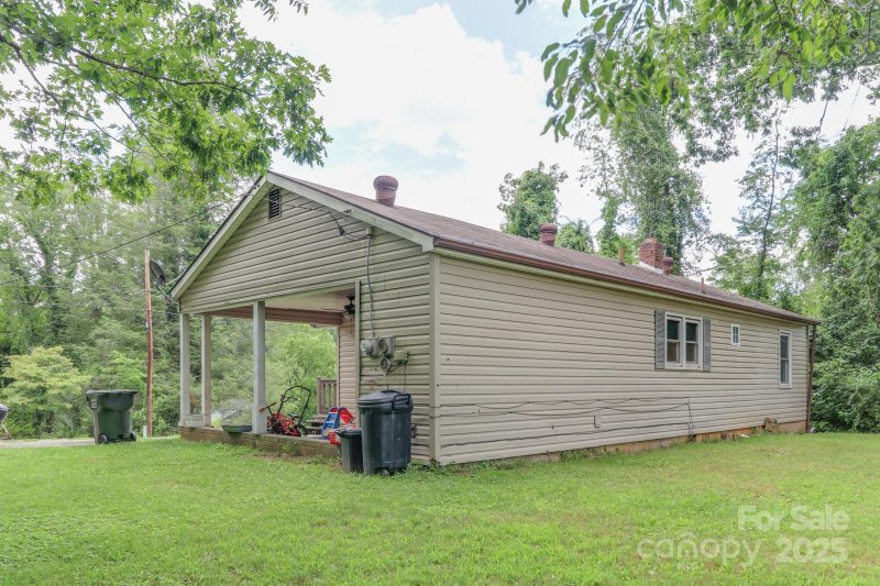 Property image 2 at 412 W Chestnut Drive, Hendersonville, NC 28739