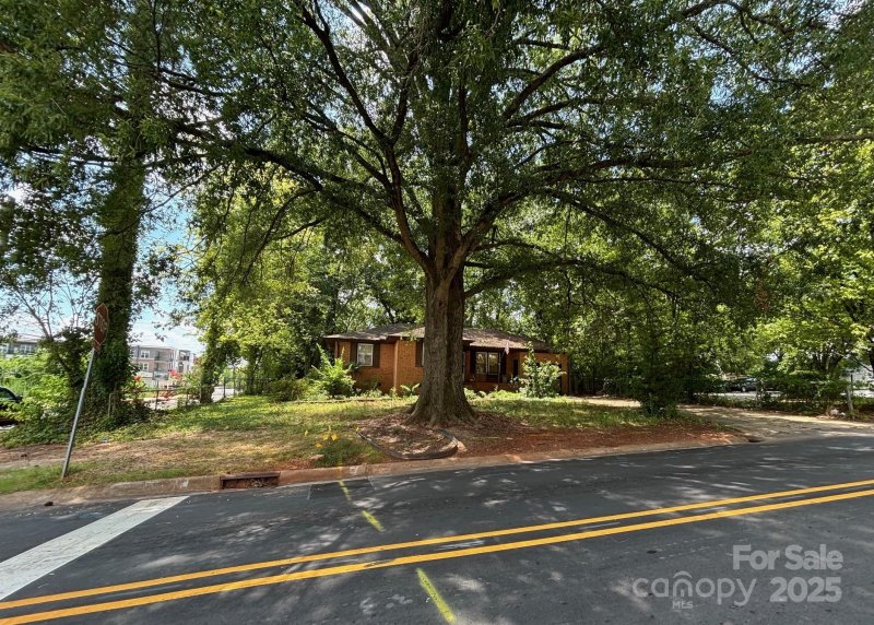 Property image 3 at 134 Hartford Avenue, Charlotte, NC 28209