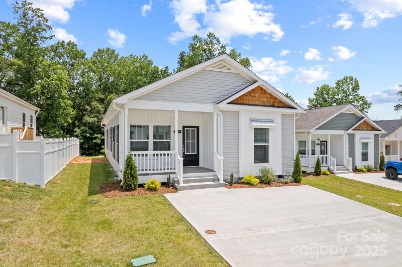 Property image 2 of 128 Bellamy Road in Brooks Cove, Asheville, NC 28806