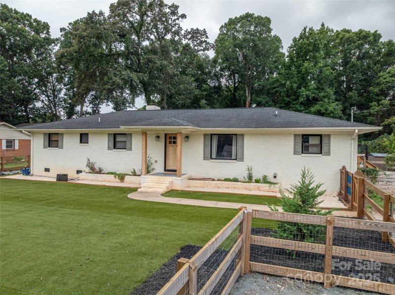 Property image 2 of 3116 Sunset Road in Oakdale, Charlotte, NC 28216