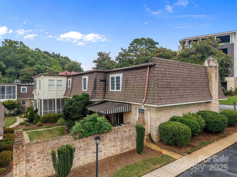 Property image 3 of 1700 Roxborough Road in Barclay Downs, Charlotte, NC 28211