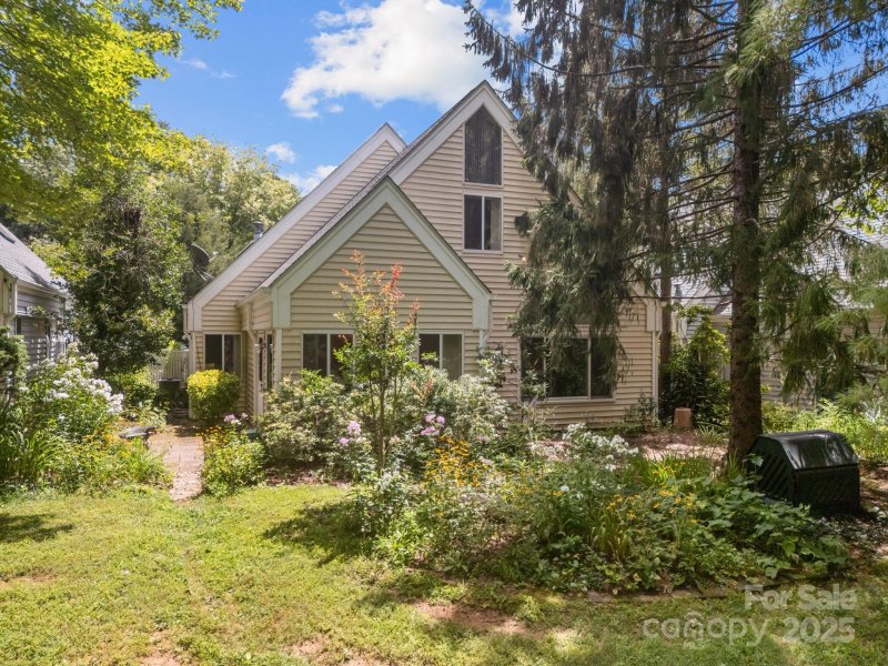 Property image 2 of 11 Stuart Circle in Aberdeen Meadows, Asheville, NC 28804