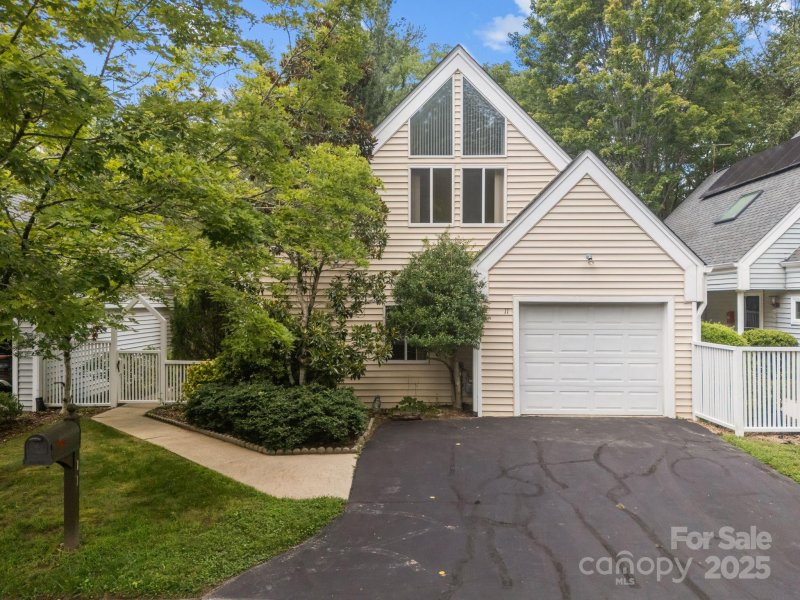 Property image 4 of 11 Stuart Circle in Aberdeen Meadows, Asheville, NC 28804