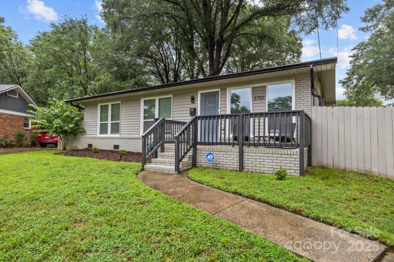 Clanton Park, Charlotte Community