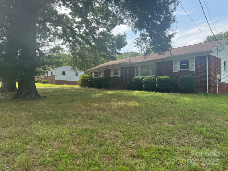 Property image 2 at 2501 Twin Avenue, Gastonia, NC 28052