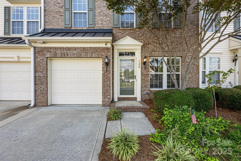 Property image 2 of 128 Autumn Falls Drive in Autumn Cove At Lake Wylie, Lake Wylie, SC 29710