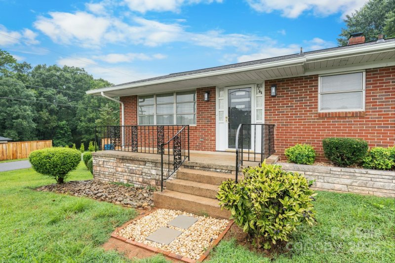 Property image 2 of 2761 Highland Avenue in Meridian, Hickory, NC 28601