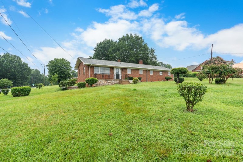Property image 3 of 2761 Highland Avenue in Meridian, Hickory, NC 28601