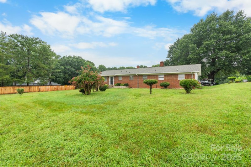 Property image 4 of 2761 Highland Avenue in Meridian, Hickory, NC 28601