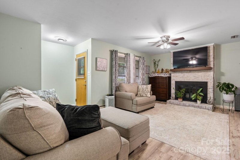 Property image 5 of 2761 Highland Avenue in Meridian, Hickory, NC 28601