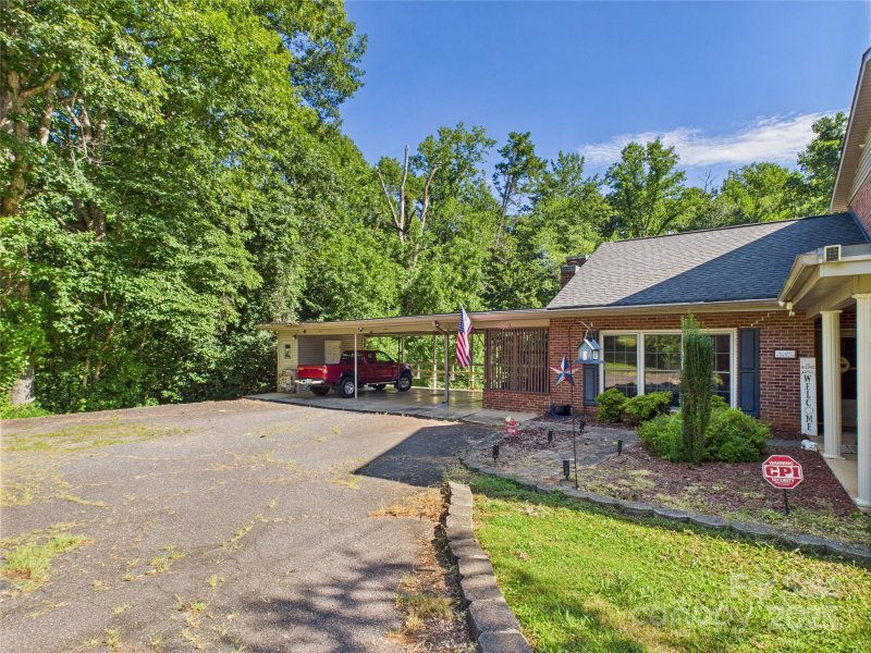 Property image 2 of 112 30th Avenue in Fairview Park, Hickory, NC 28601