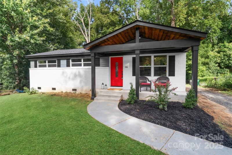 Property image 2 of 1016 Bramble Place in Westchester, Charlotte, NC 28208