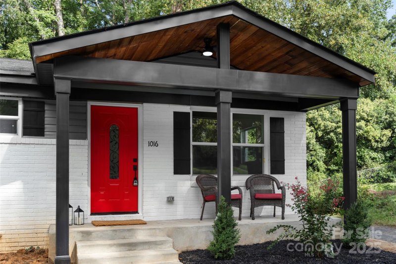 Property image 3 of 1016 Bramble Place in Westchester, Charlotte, NC 28208