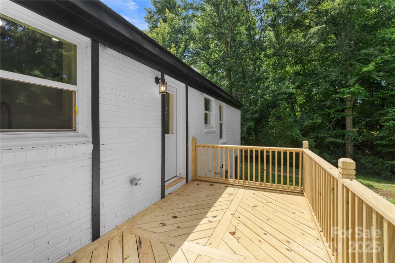 Property image 4 of 1016 Bramble Place in Westchester, Charlotte, NC 28208