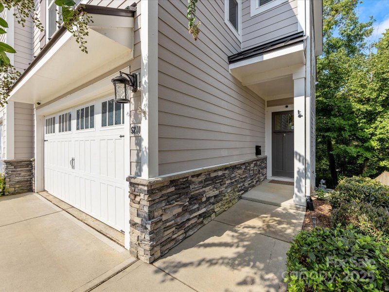 Property image 2 at 5210 Valley Stream Road, Charlotte, NC 28209