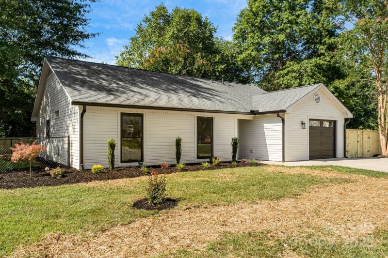 Property image 2 of 64 Southchase Drive in Southchase, Fletcher, NC 28732