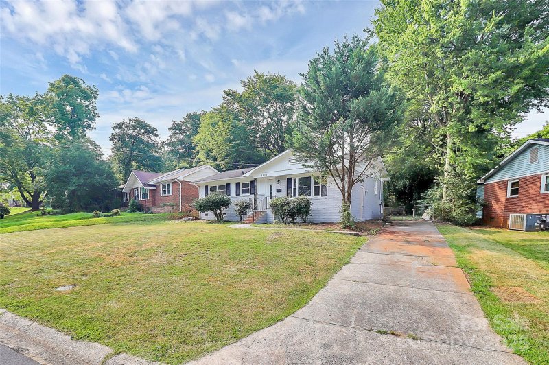 Property image 2 at 3915 Crestridge Drive, Charlotte, NC 28217