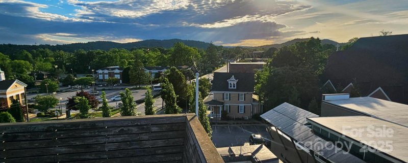Property image 3 of 203 6th Avenue in Landmark Condominiums, Hendersonville, NC 28739