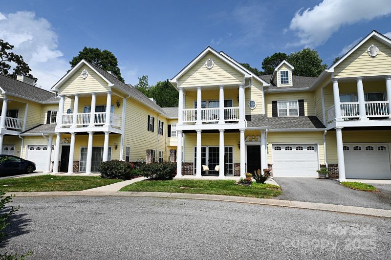 21 Vendue, Hickory Community