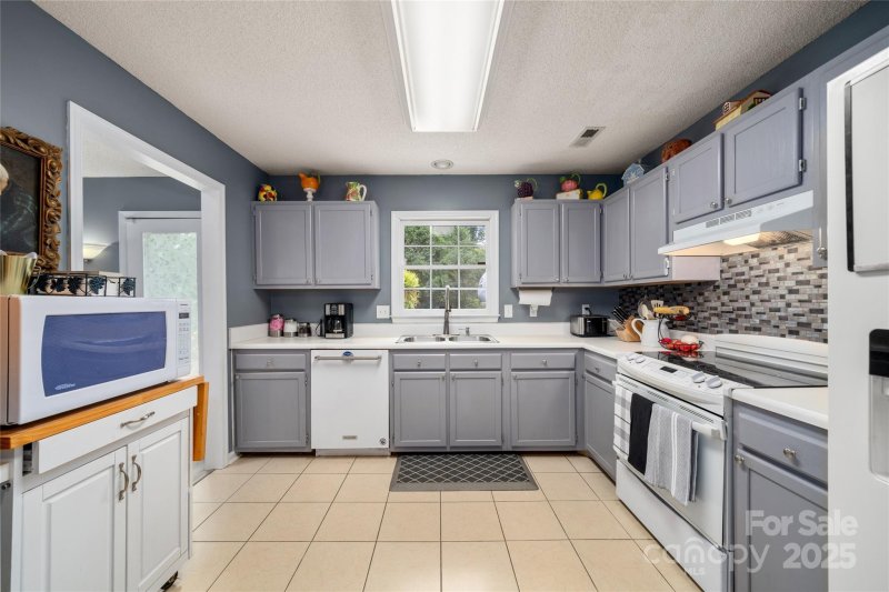 Property image 5 of 60 Southchase Drive in Southchase, Fletcher, NC 28732