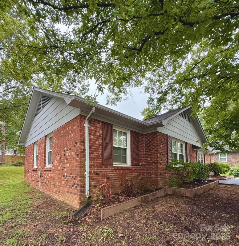 Property image 3 of 915 Eaglewood Avenue in Parkview East, Charlotte, NC 28212