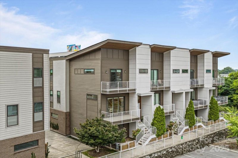 Property image 3 of 1426 S Church Street in Lumina Townhomes, Charlotte, NC 28203