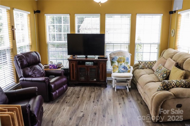 Property image 5 of 5116 Sunburst Lane in Farmington Ridge, Charlotte, NC 28213