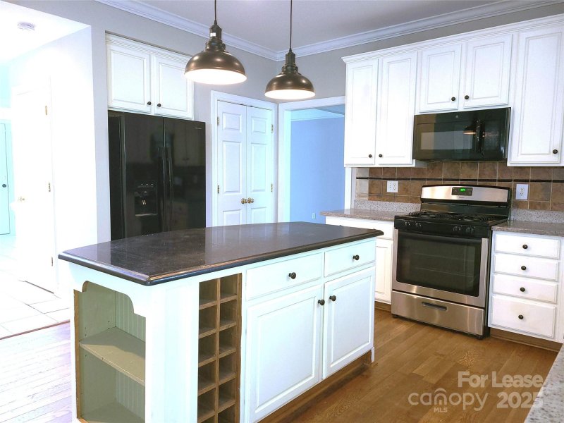 Property image 5 of 604 Queenswater Lane in Hunter Oaks, Waxhaw, NC 28173