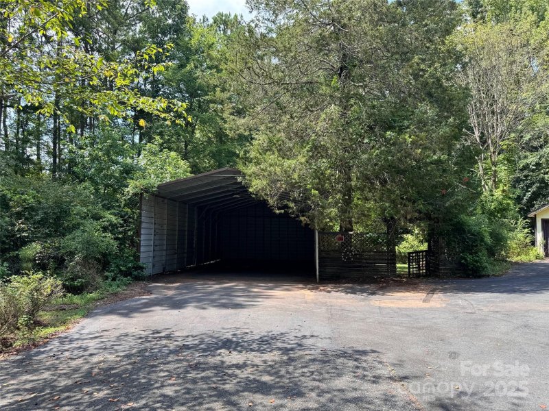 Property image 4 of 1065 Meadow Bend Drive in Eastview Estates, York, SC 29745