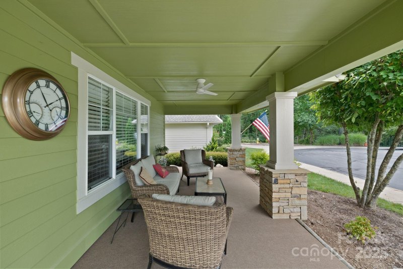 Property image 3 of 44 Gray Wolf Lane in Wolfpen, Hendersonville, NC 28792