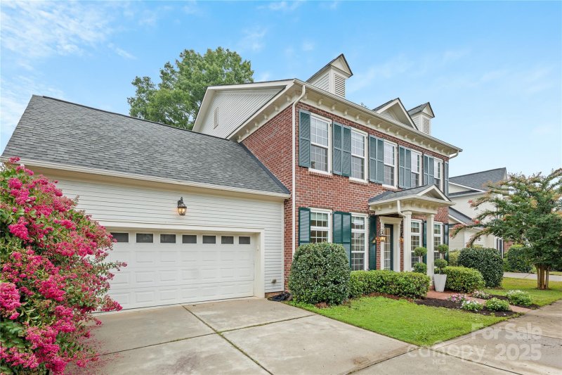 Property image 2 of 1025 N Sharon Amity Road in Cotswold, Charlotte, NC 28211