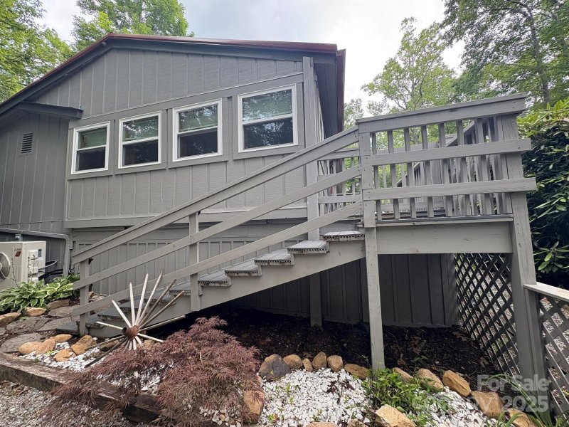 Property image 3 of 527 Windridge Road in Linville Land Harbor, Newland, NC 28657