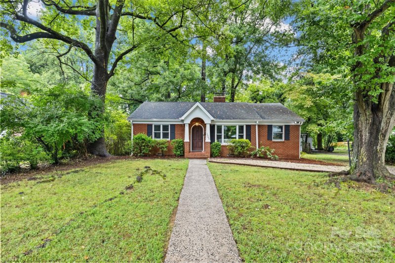 Property image 2 of 1345 Pinecrest Avenue in Commonwealth Park, Charlotte, NC 28205