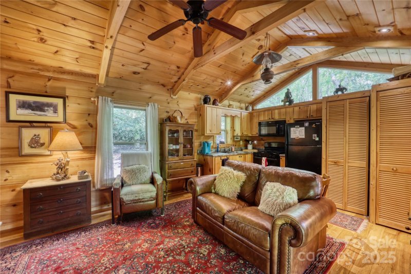 Property image 4 of 125 Hummingbird Lane in Linville Land Harbor, Newland, NC 28657