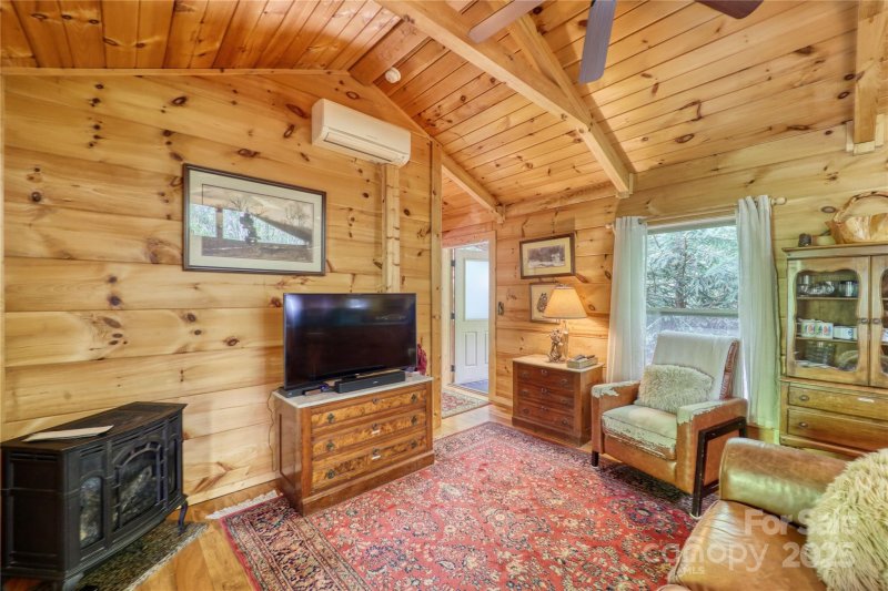 Property image 5 of 125 Hummingbird Lane in Linville Land Harbor, Newland, NC 28657