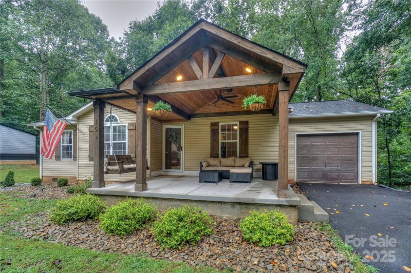 Property image 2 of 153 Creek Branch Drive in Collins Park, Mooresville, NC 28115